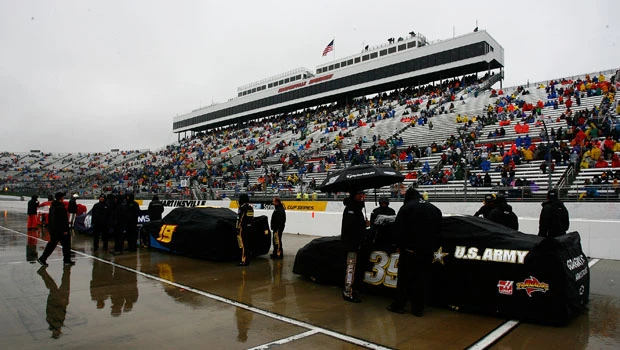 NASCAR race at Martinvsville postponed due to rain