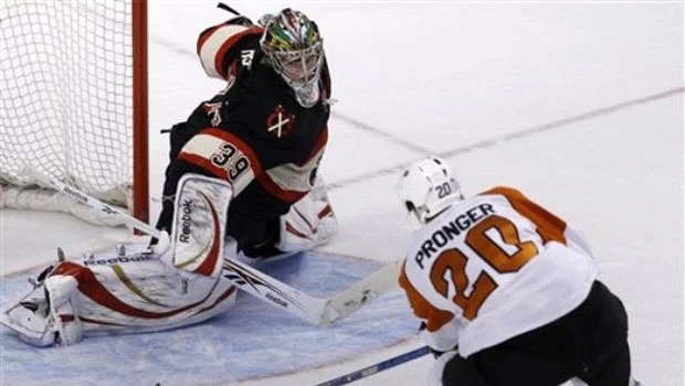 Flyers get late, late winner to down Blackhawks