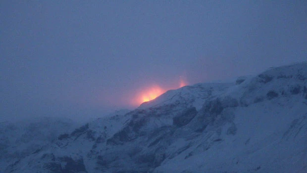 Volcano erupts in Iceland, hundreds flee