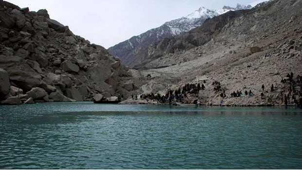 Expanding lake threatens thousands in Pakistan