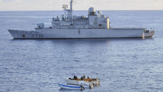 Somali pirates attempt attack on Dutch warship