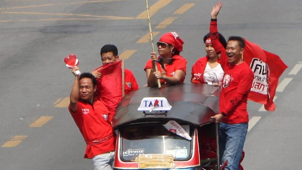 Thai protesters wend through capital