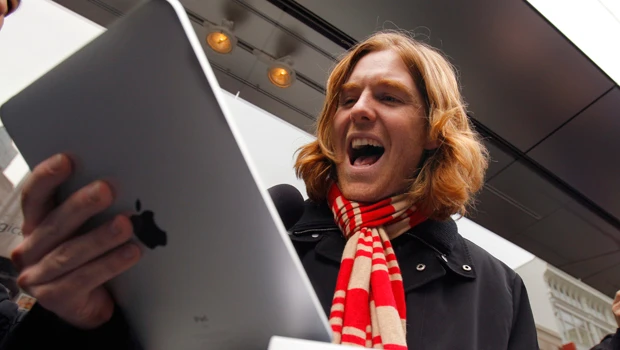 Apple's iPad hits US store shelves