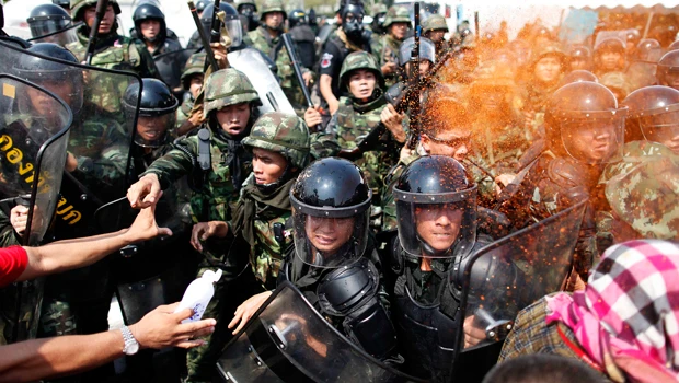 Thai troops repel 'red shirts' at Bangkok base