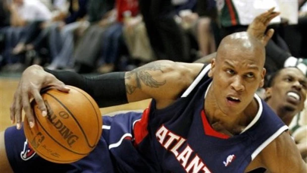 Johnson scores 31 to help Hawks beat Bucks 104-96