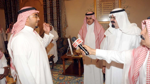King Abdullah receives the family of Bassam Al-Hashash