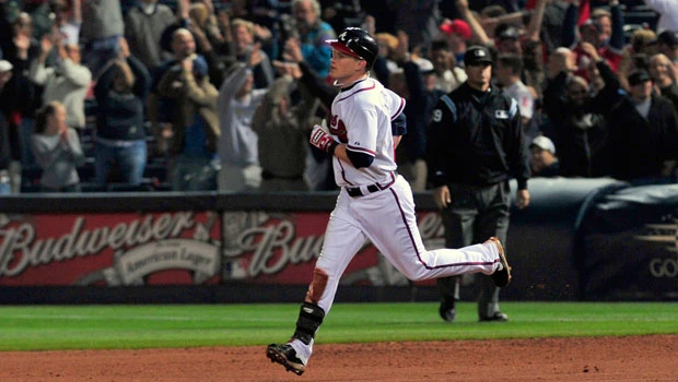 Braves use late charge to clip Phillies 4-3