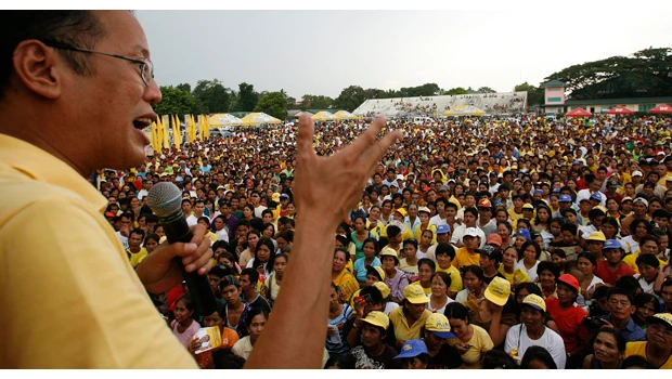 Philippines' Aquino increases lead in poll