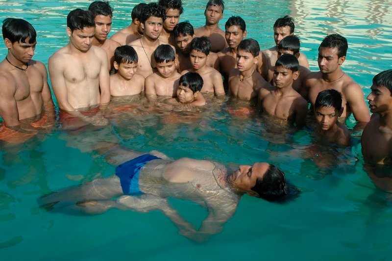'Cool' postures as yoga takes to water in India