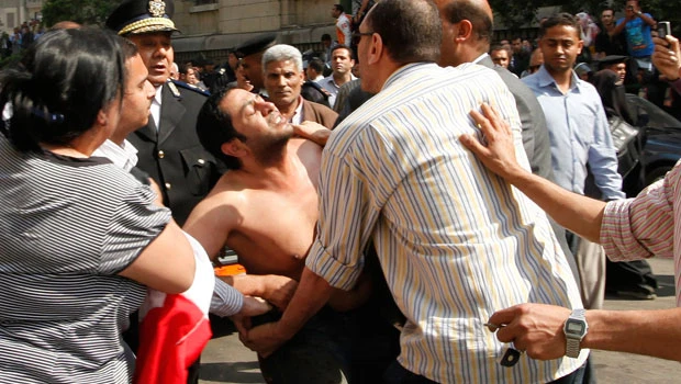 Egypt officials, opposition court grumbling workers