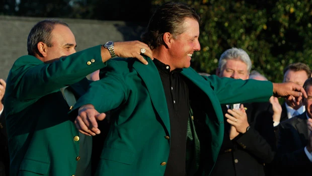 Mickelson wins Masters and gets long embrace