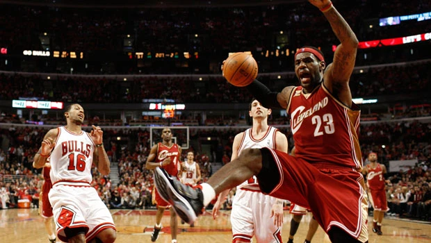 James' triple-double leads Cavs past Bulls