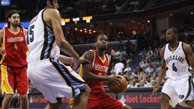 Raptors lose game to Cavs, Bosh to injury