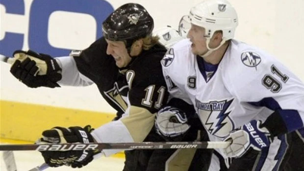 Stamkos scores 46th, Lightning beat Penguins 2-0
