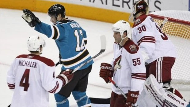 Sharks down Coyotes to stay in West hunt