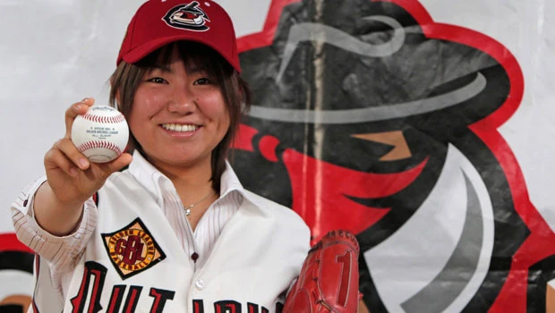 Japanese woman knuckleballer emulates Wakefield