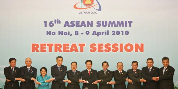 Thai tensions overshadow summit Source