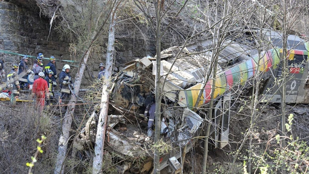 7 dead, 20 hurt as landslide derails train in Italy