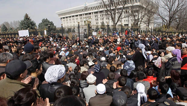 Kyrgyz mourn revolt victims; new unrest overnight