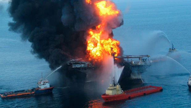 Oil rig blast prompts environmental concerns