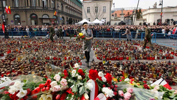Tears as body of Poland's first lady returns home