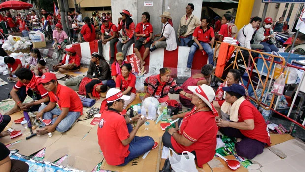 Thai protesters pledge to leave commercial area