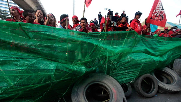 Thai protesters fortify camps in heart of Bangkok