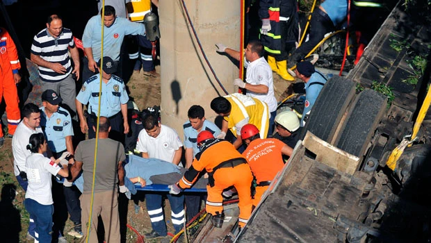 Russian tour bus crashes in Turkey, 16 killed