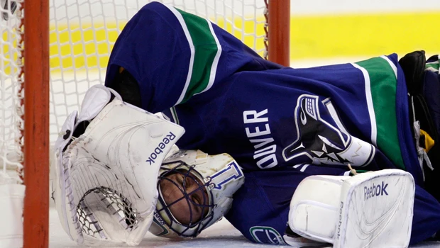 Blackhawks wrap up series against Canucks