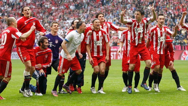 Bayern start title celebrations after Mueller hat trick