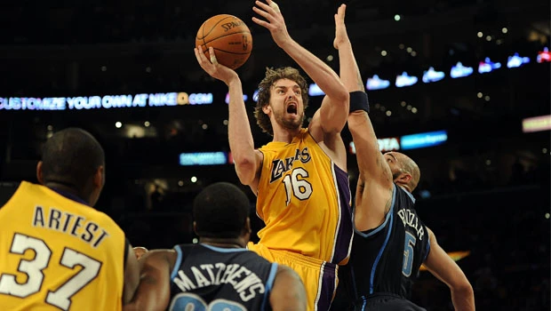 Lakers make it 2 in row at Staples Center