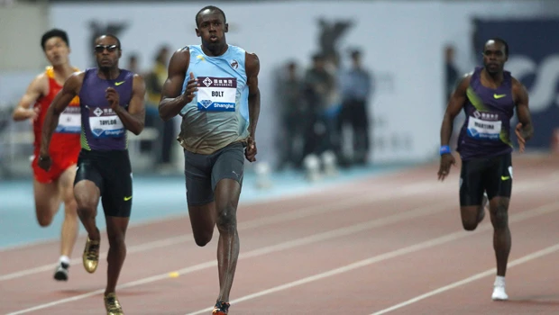 Bolt cruises to 200m victory in Shanghai