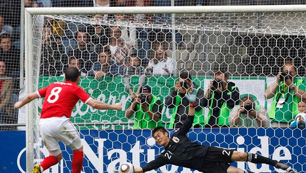 Disjointed England needs own goals to beat Japan