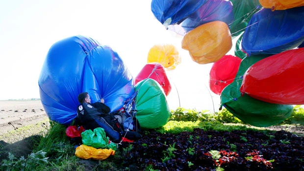 Man crosses English Channel with helium balloons