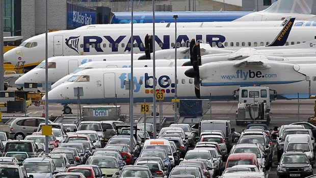 Ash cloud grounds flights in Scotland and Ireland