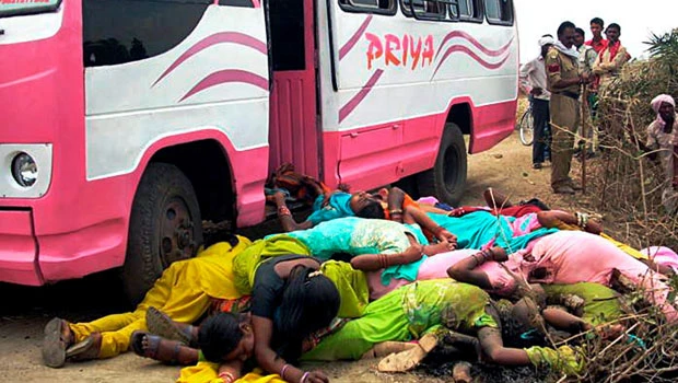28 die as bus touches high-voltage wire in India