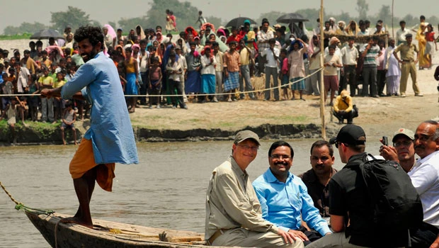 Bill Gates checks up on polio eradication in India