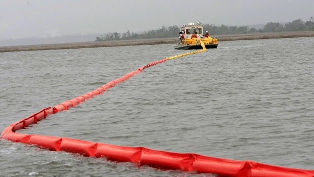 Gulf oil spill swiftly balloons, could move east
