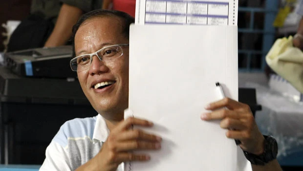 Aquino takes commanding lead in Philippine presidential polls