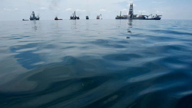 BP siphoning more oil in effort to stem Gulf crisis