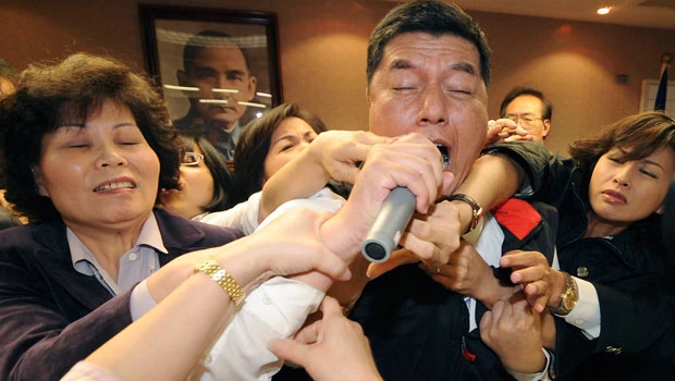 Taiwan MPs brawl over opening universities to China