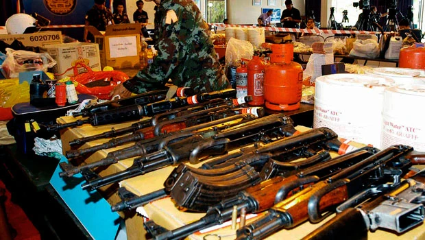Thai govt shows Red arsenal, tightens detentions