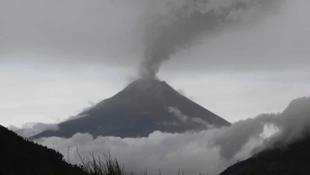 Big volcanic eruptions in Guatemala, Ecuador