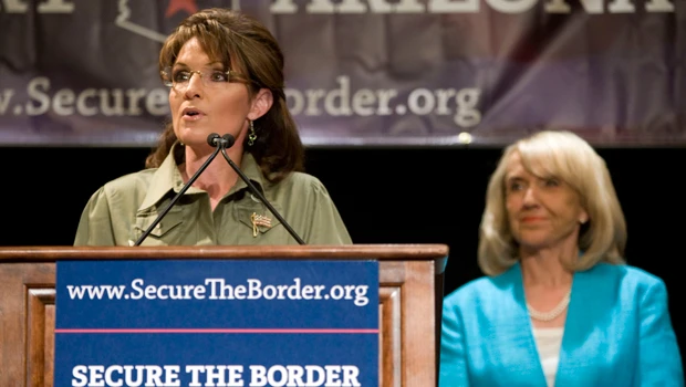 Palin joins Arizona gov. to defend immigration law