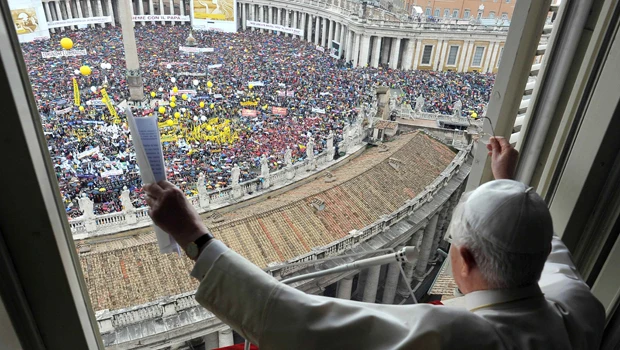 Thousands flock to Vatican to back pope over abuse