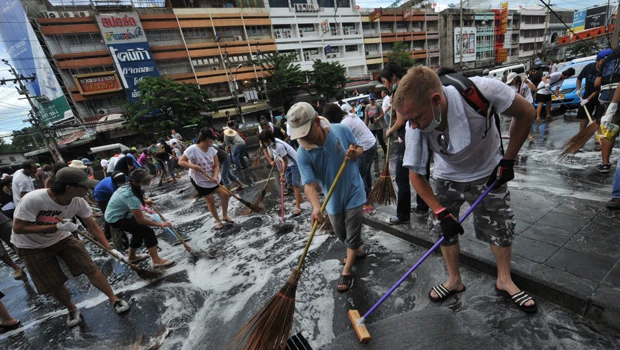 Thai PM extends curfew; no polls until unrest over