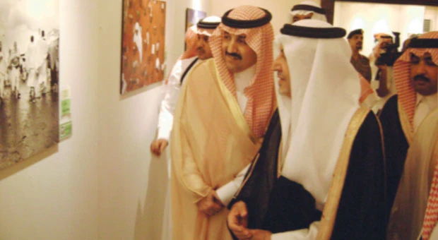 Prince Khaled distributes photography prizes