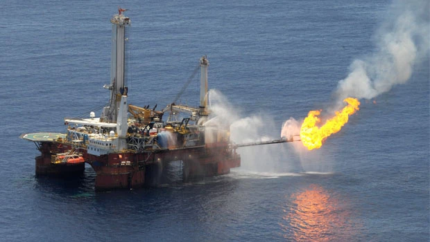 BP shares down to 14-year low as oil spill lingers