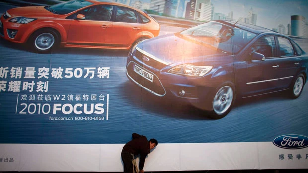 Feds investigate trapped gas pedals in Ford models