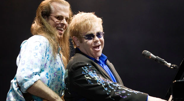 Elton John aside, Israelis feel growing isolation